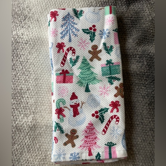 Christmas Cupcakes & Cashmere PINK Gingerbread ๐ฉท๐2pk Kitchen Towels NWT - Picture 2 of 4